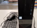 un ordinateur de bureau posé sur une table, équipé d'un clavier et d'une souris