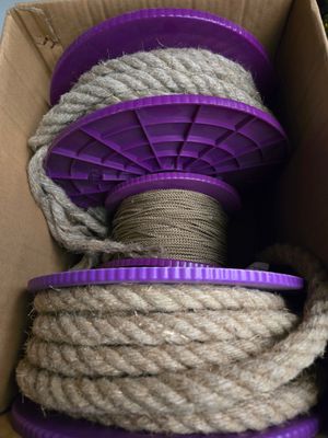 une boîte contenant une bobine de corde et une bobine violette