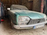 une voiture garée dans un garage à côté d'une autre voiture