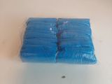 un morceau de plastique bleu posé sur un comptoir