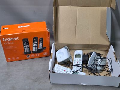 une boîte contenant un téléphone et d'autres appareils électroniques