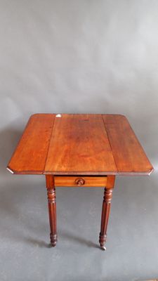 Table à abattants en noyer reposant sur quatre pieds en bois…