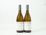 deux bouteilles de vin posées l'une à côté de l'autre sur une table