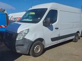 une camionnette blanche garée sur un terrain