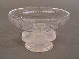un bol en verre orné d'une abeille, posé sur une table