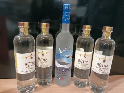 plusieurs bouteilles d'alcool sont alignées sur une table