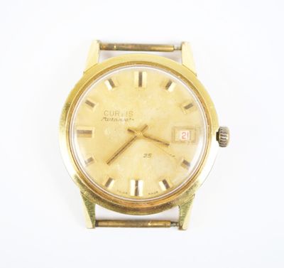 une image d'un gros plan d'une montre-bracelet sur une surface blanche