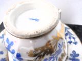 une tasse et une soucoupe posées sur une soucoupe, elle-même posée sur une assiette