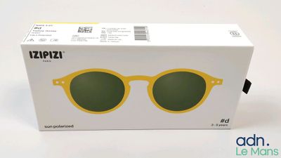 une boîte sur laquelle est posée une paire de lunettes de soleil jaunes