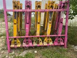 une clôture rose et jaune au milieu d'un champ recouvert d'herbe