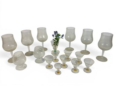 beaucoup de verres et de vases posés sur une table