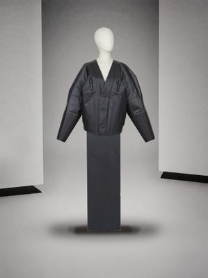 une photo d'un mannequin portant une veste en cuir noir