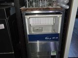 une photo d'un petit réfrigérateur sur lequel sont posés de nombreux verres
