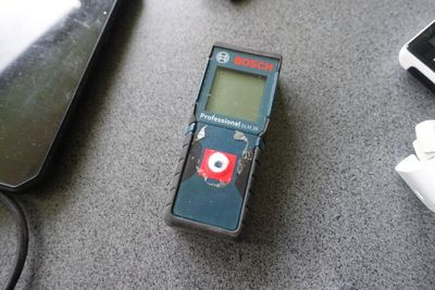 un lecteur MP3 posé sur une table à côté d'un ordinateur portable