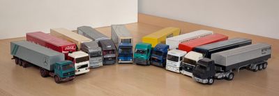 beaucoup de petits camions jouets posés sur la table