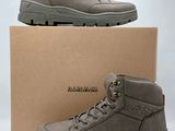 des chaussures de randonnée en cuir pour homme, présentées dans une boîte sur fond blanc