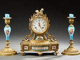 une horloge dorée et trois vases bleus posés sur une table