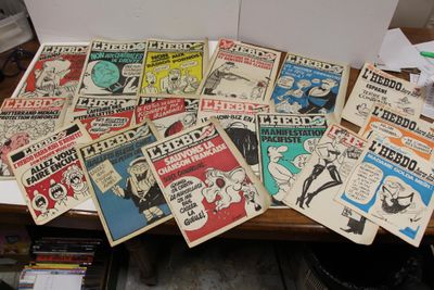 beaucoup de vieilles bandes dessinées posées sur une table