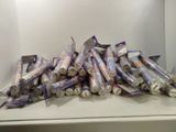 de nombreux rouleaux de papier toilette posés sur un comptoir