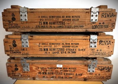 trois caisses en bois empilées les unes sur les autres sur une table