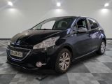la petite voiture noire est garée dans une grande pièce