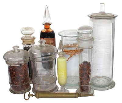 Ensemble comprenant 8 BOCAUX A PHARMACIE en verre, un avec s… - Photo 1