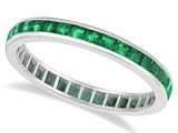 un gros plan d'une bague sertie d'émeraudes