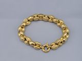 un bracelet plaqué or muni d'un fermoir ovale