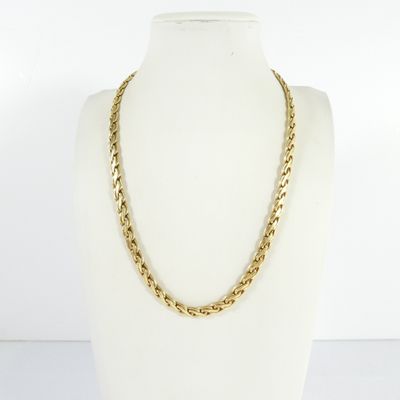 un collier à chaîne en or sur un mannequin mannequin mannequin mannequin mannequin mannequin mannequin mannequin mannequin mannequin