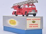 un camion de pompier jouet surmonté d'une échelle