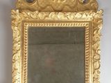 un miroir doré accroché au mur d'une pièce