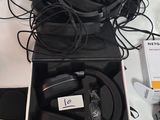 tout un tas d'appareils électroniques posés sur la table