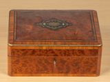 une vieille boîte en bois posée sur une table en bois