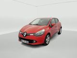 La voiture rouge est garée dans une pièce blanche aux murs blancs.