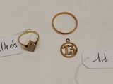 deux bagues en or et une bague sur laquelle est gravé un nom