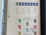 une image d'un classeur et d'un livre sur une table