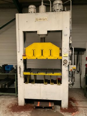 la photo d'une machine qui se trouve dans un garage