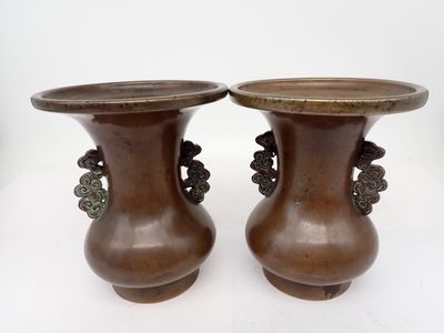 deux vases posés sur une table
