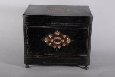 une petite boîte noire ornée d'un motif décoratif