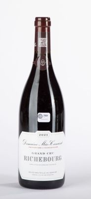 une bouteille de vin posée sur une table