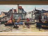 une peinture représentant une scène portuaire avec des bateaux dans l'eau