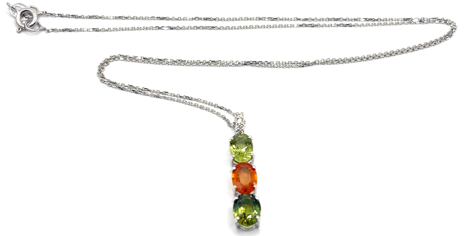 Pendentif « trilogie » et chaîne maille forçat diamantée en or blanc 18K 750/1000, poinçon « tête d'aigle », orné de ...