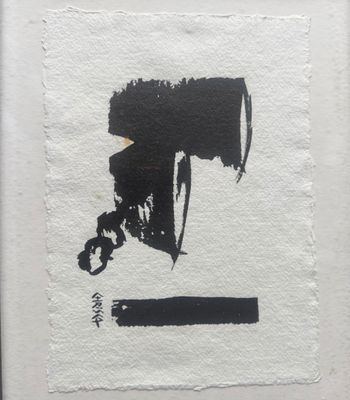 une image représentant une peinture en noir et blanc d'une personne tenant un appareil photo