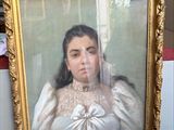 une photo d'une femme en robe blanche et une photo d'une femme en robe blanche