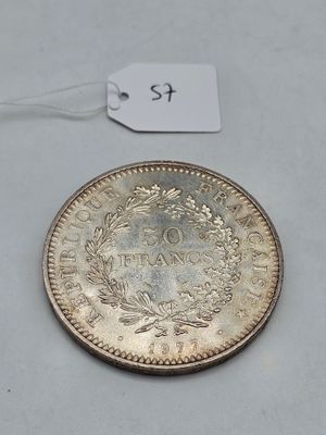 un gros plan d'une pièce de monnaie posée sur une table, avec une étiquette de prix