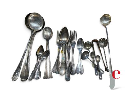 beaucoup de cuillères en argent et de cuillères sur la table