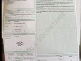 une photo d'un document sur laquelle figure une personne tenant un téléphone portable