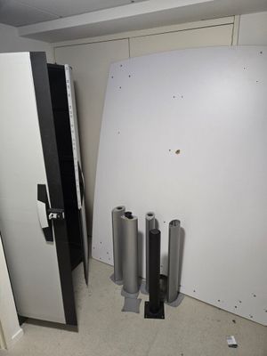 une photo d'une pièce où se trouvent de nombreux tuyaux