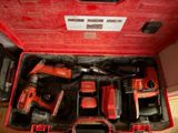 une caisse à outils rouge avec des outils sur le sol