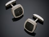 une paire de boutons de manchette noirs et blancs sertis de diamants